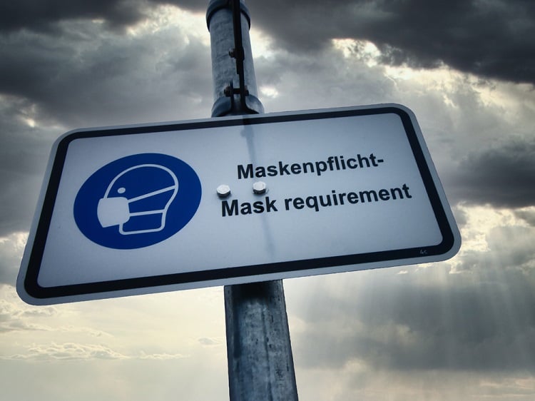 Maskenpflicht (Symbolbild: shutterstock.com/Von Mummert-und-Ibold)