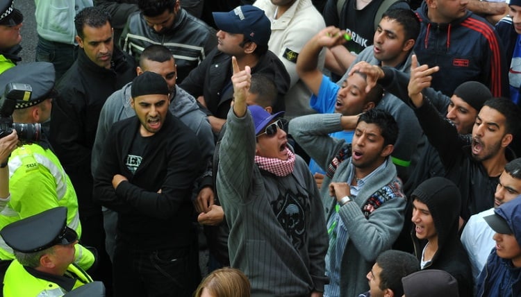 Hysterischer Muslim-Mob (Symbolbild: shutterstock.com/Von englishinbsas)