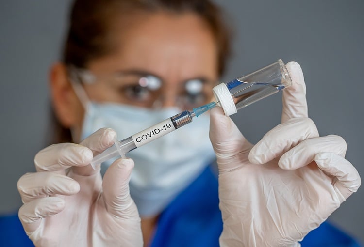 Impfen auf Teufel-komm-raus (Bild: shutterstock.com/Von Sam Wordley)
