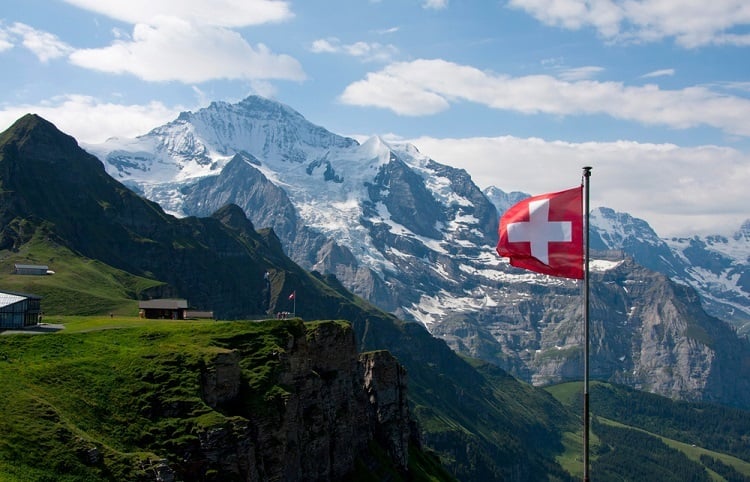 Schweiz (Bild: shutterstock.com/https://www.shutterstock.com/de/image-photo/wengen-lauterbrunnen-valley-red-swiss-flag-1707547003)