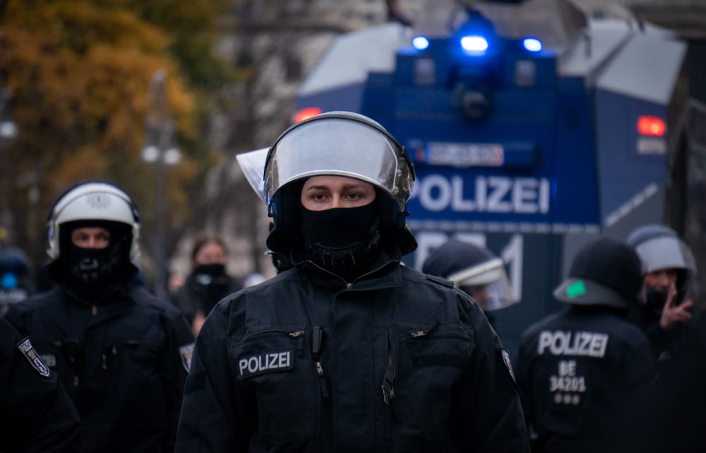Polizei (Bild: shutterstock.com/Von Jaz_Online)