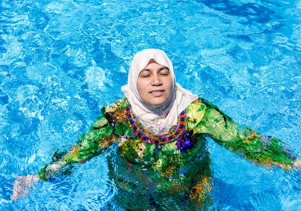 Muslimische Landnahme im Schwimmbad (Symbolfoto: shutterstock.com/ Von Zurijeta)