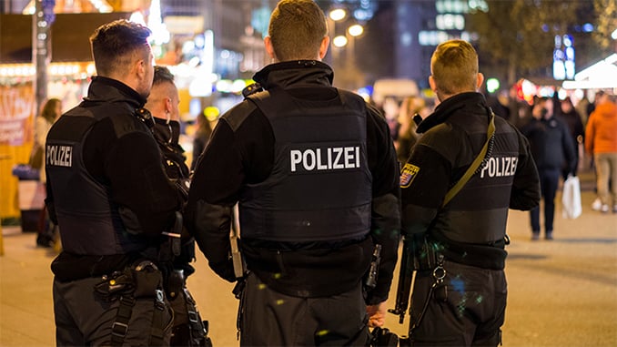 Polizisten schützen einen Weihnachtsmarkt; Bild: Shutterstock