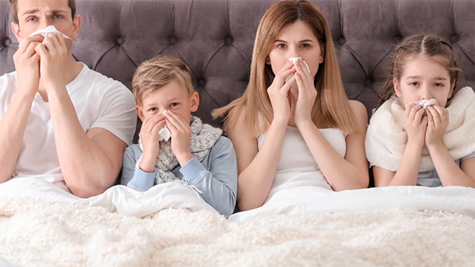 Eine Familie krank daheim; Bild: Shutterstock