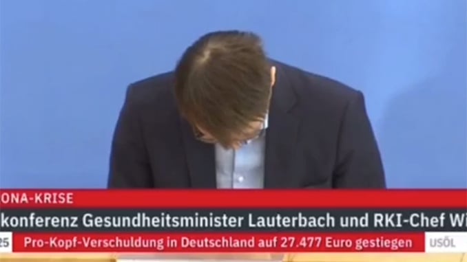 Karl Lauterbach starrt während PK nach unten; Bild: Foto TV