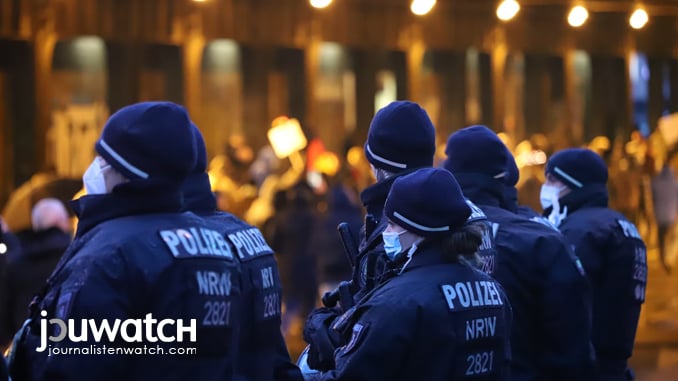 Spaziergänger und Polizei; Foto von unsplash.com/photojournalism