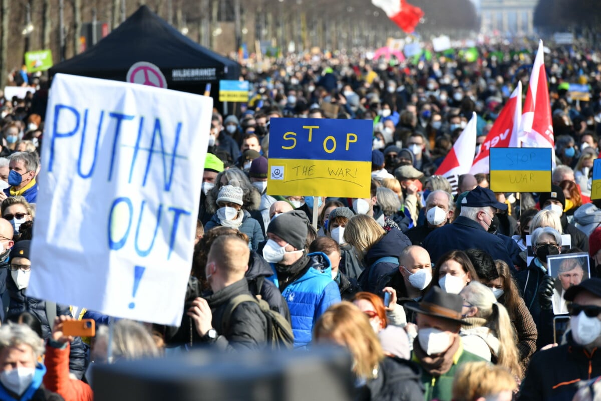 Mehrere Tausend Menschen haben am Sonntag 27.02.2022 in Berlin gegen den russischen Einmarsch in die Ukraine und fuer Frieden in Europa demonstriert. Bild - Copyright: epd-bild/ChristianxDitsch