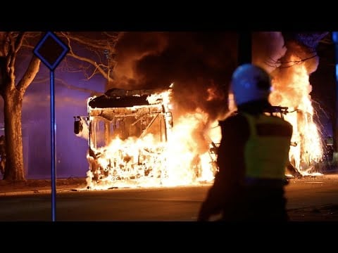 Schweden BRENNT! Moslems randalieren, das ZDF schiebt’s auf „Rechte“!; Bild: Startbild Youtubevideo