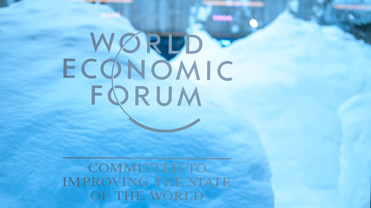 Aufschrift auf der Tür des Weltwirtschaftsforums in Davos; Bild: Unsplash